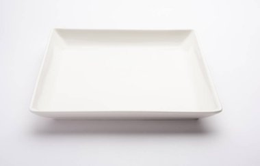 Beyaz arkaplanda izole edilmiş boş seramik kare plaka