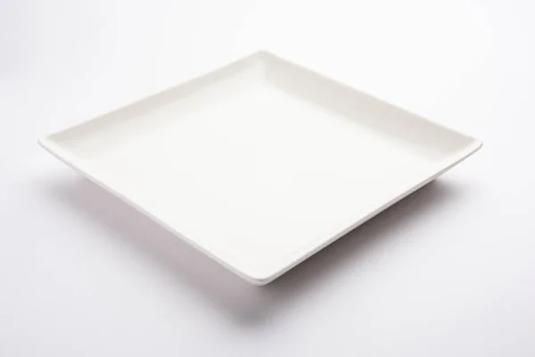 Piastra Quadrata Vuota Ceramica Bianca Isolata Sfondo Bianco — Foto Stock