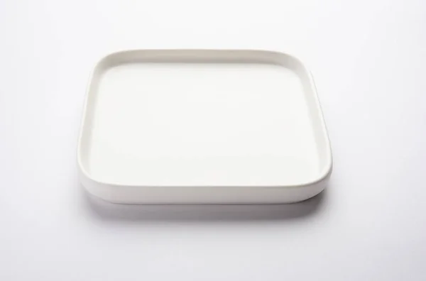 Leere Weiße Keramik Quadratische Platte Isoliert Auf Weißem Hintergrund — Stockfoto