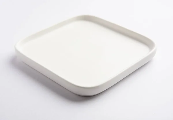 Leere Weiße Keramik Quadratische Platte Isoliert Auf Weißem Hintergrund — Stockfoto