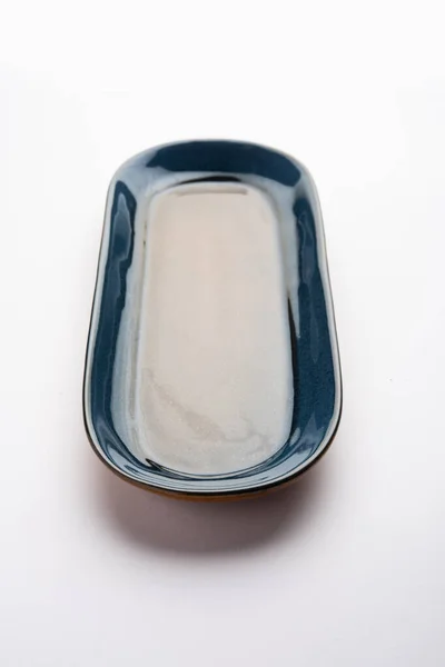 Placa Cerâmica Oval Azul Vazia Isolada Sobre Fundo Branco — Fotografia de Stock