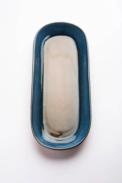 白色背景隔离的空蓝色椭圆形陶瓷盘 — 图库照片