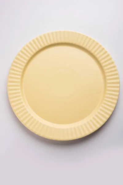 Κενό Κίτρινο Κεραμικό Στρογγυλό Πιάτο Διακοσμητικό Περίγραμμα Απομονώνονται Λευκό Φόντο — Φωτογραφία Αρχείου