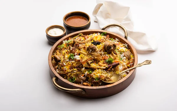 Indiano Mutton Biryani Preparato Riso Basmati Servito Con Tuffo Yogurt — Foto Stock