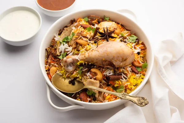 Restaurant Style Spicy Chicken Biryani Served Raita Salan Popular Indian — Stok fotoğraf