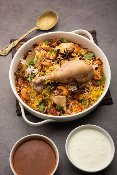 Restaurant Stijl Pittige Kip Biryani Geserveerd Met Raita Salan Populaire — Stockfoto