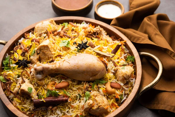 Restauracja Styl Spicy Chicken Biryani Serwowane Raita Salan Popularne Indyjskie — Zdjęcie stockowe