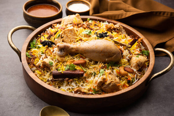 Ресторан в стиле пряный цыпленок Biryani подается с Райта и Салан, Популярные индийские или пакистанские не вегетарианские блюда