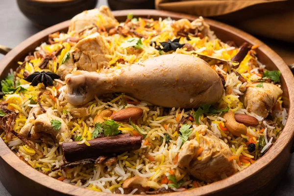 Restauracja Styl Spicy Chicken Biryani Serwowane Raita Salan Popularne Indyjskie — Zdjęcie stockowe