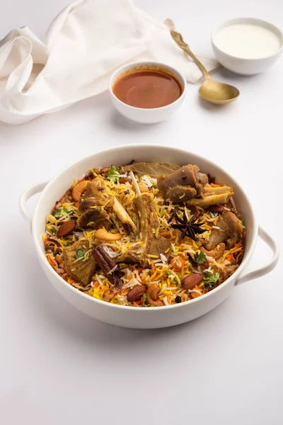 Indian Mutton Biryani Bereid Basmati Rice Geserveerd Met Yoghurt Dip — Stockfoto