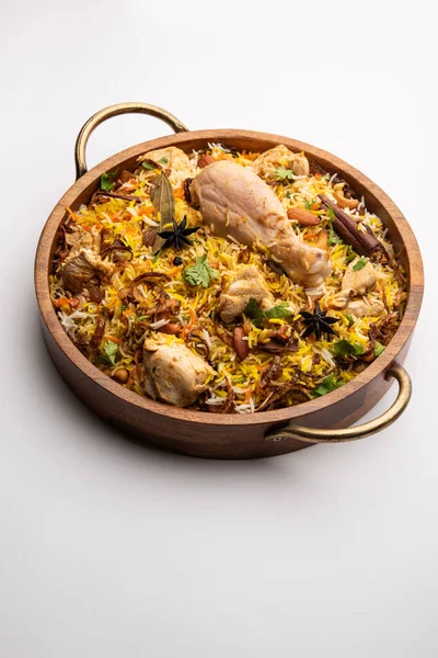Restaurace Styl Pikantní Kuřecí Biryani Podávané Raita Salan Populární Indické — Stock fotografie
