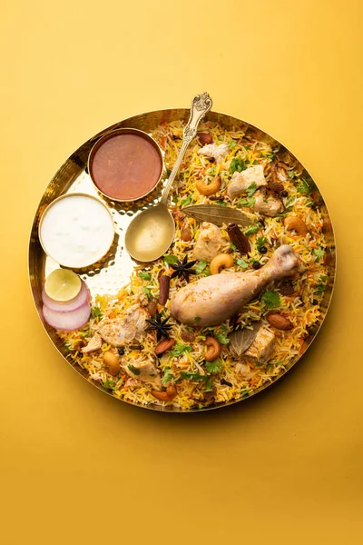 Ресторан Стиле Пряный Цыпленок Biryani Подается Райта Салан Популярные Индийские — стоковое фото