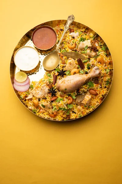 Estilo Restaurante Frango Picante Biryani Servido Com Raita Salan Popular — Fotografia de Stock