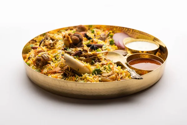 Indian Mutton Biryani Przygotowane Basmati Rice Serwowane Jogurtu Dip Humorzastym — Zdjęcie stockowe