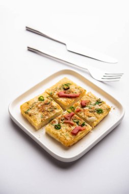 Ekmek omleti Hindistan 'dan hızlı ve kolay bir kahvaltıdır. Yumurta hamuruna baharat ve sığ yağda kızartılmış taze ekmek dilimleri. Domates, ketçap ve çayla servis edilir.