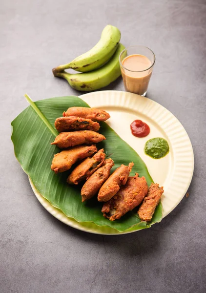 香蕉弗里特或帕科拉或生的凯拉帕科达或巴杰与胡特尼一起食用 来自喀拉拉拉邦 印度或印度尼西亚的受欢迎小吃 和茶一起吃 — 图库照片