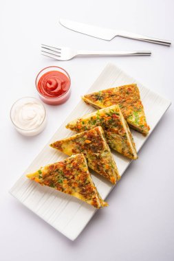 Ekmek omleti Hindistan 'dan hızlı ve kolay bir kahvaltıdır. Yumurta hamuruna baharat ve sığ yağda kızartılmış taze ekmek dilimleri. Domates, ketçap ve çayla servis edilir.