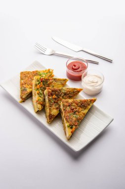 Ekmek omleti Hindistan 'dan hızlı ve kolay bir kahvaltıdır. Yumurta hamuruna baharat ve sığ yağda kızartılmış taze ekmek dilimleri. Domates, ketçap ve çayla servis edilir.