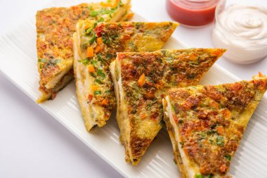 Ekmek omleti Hindistan 'dan hızlı ve kolay bir kahvaltıdır. Yumurta hamuruna baharat ve sığ yağda kızartılmış taze ekmek dilimleri. Domates, ketçap ve çayla servis edilir.