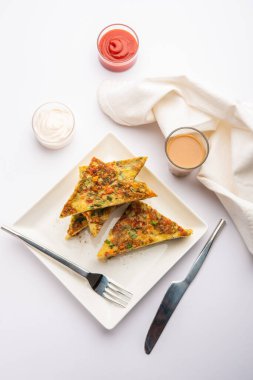 Ekmek omleti Hindistan 'dan hızlı ve kolay bir kahvaltıdır. Yumurta hamuruna baharat ve sığ yağda kızartılmış taze ekmek dilimleri. Domates, ketçap ve çayla servis edilir.