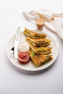 Ekmek omleti Hindistan 'dan hızlı ve kolay bir kahvaltıdır. Yumurta hamuruna baharat ve sığ yağda kızartılmış taze ekmek dilimleri. Domates, ketçap ve çayla servis edilir.