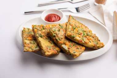 Ekmek omleti Hindistan 'dan hızlı ve kolay bir kahvaltıdır. Yumurta hamuruna baharat ve sığ yağda kızartılmış taze ekmek dilimleri. Domates, ketçap ve çayla servis edilir.