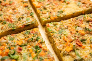 Ekmek omleti Hindistan 'dan hızlı ve kolay bir kahvaltıdır. Yumurta hamuruna baharat ve sığ yağda kızartılmış taze ekmek dilimleri. Domates, ketçap ve çayla servis edilir.