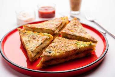 Ekmek omleti Hindistan 'dan hızlı ve kolay bir kahvaltıdır. Yumurta hamuruna baharat ve sığ yağda kızartılmış taze ekmek dilimleri. Domates, ketçap ve çayla servis edilir.