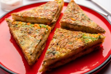 Ekmek omleti Hindistan 'dan hızlı ve kolay bir kahvaltıdır. Yumurta hamuruna baharat ve sığ yağda kızartılmış taze ekmek dilimleri. Domates, ketçap ve çayla servis edilir.