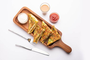 Ekmek omleti Hindistan 'dan hızlı ve kolay bir kahvaltıdır. Yumurta hamuruna baharat ve sığ yağda kızartılmış taze ekmek dilimleri. Domates, ketçap ve çayla servis edilir.