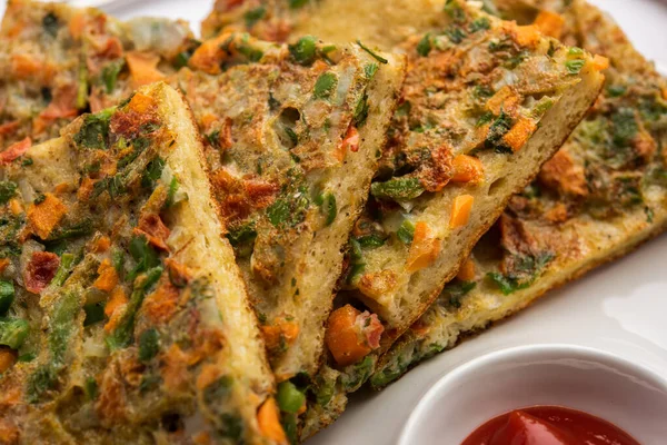 Ekmek omleti Hindistan 'dan hızlı ve kolay bir kahvaltıdır. Yumurta hamuruna baharat ve sığ yağda kızartılmış taze ekmek dilimleri. Domates, ketçap ve çayla servis edilir.