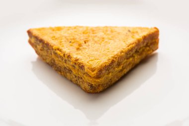 Sandviç ekmeği Pakora ya da Pakoda üçgeniyle servis edilen domates ketçapı, yeşil turşu, popüler Hint çay saati atıştırmalığı.