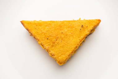 Sandviç ekmeği Pakora ya da Pakoda üçgeniyle servis edilen domates ketçapı, yeşil turşu, popüler Hint çay saati atıştırmalığı.