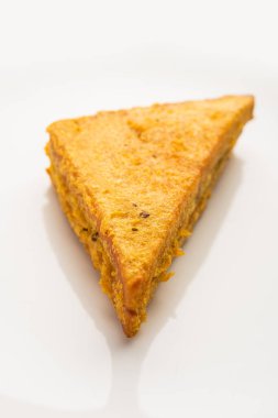 Sandviç ekmeği Pakora ya da Pakoda üçgeniyle servis edilen domates ketçapı, yeşil turşu, popüler Hint çay saati atıştırmalığı.