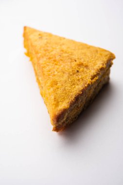 Sandviç ekmeği Pakora ya da Pakoda üçgeniyle servis edilen domates ketçapı, yeşil turşu, popüler Hint çay saati atıştırmalığı.