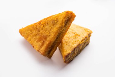 Sandviç ekmeği Pakora ya da Pakoda üçgeniyle servis edilen domates ketçapı, yeşil turşu, popüler Hint çay saati atıştırmalığı.