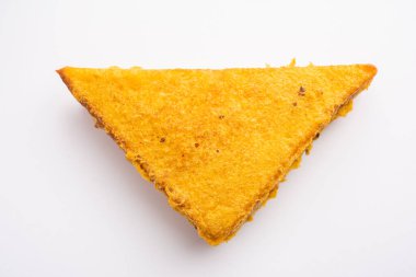 Sandviç ekmeği Pakora ya da Pakoda üçgeniyle servis edilen domates ketçapı, yeşil turşu, popüler Hint çay saati atıştırmalığı.