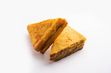 Sandviç ekmeği Pakora ya da Pakoda üçgeniyle servis edilen domates ketçapı, yeşil turşu, popüler Hint çay saati atıştırmalığı.