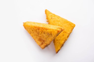 Sandviç ekmeği Pakora ya da Pakoda üçgeniyle servis edilen domates ketçapı, yeşil turşu, popüler Hint çay saati atıştırmalığı.