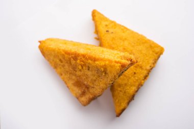 Sandviç ekmeği Pakora ya da Pakoda üçgeniyle servis edilen domates ketçapı, yeşil turşu, popüler Hint çay saati atıştırmalığı.