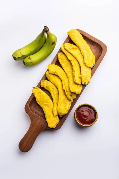 Банан Фриттер Пакора Сырая Кела Пакода Баджи Подается Чатни Популярные — стоковое фото
