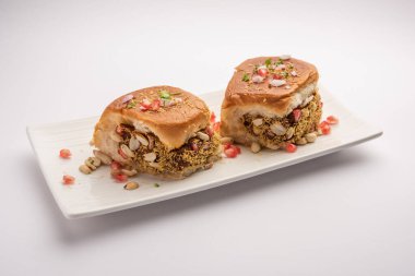 Dabeli, kutchi dabeli ya da çift roti, Hindistan 'ın Kutch ya da Kachchh bölgesinde yetişen popüler bir aperatiftir.