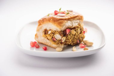 Dabeli, kutchi dabeli ya da çift roti, Hindistan 'ın Kutch ya da Kachchh bölgesinde yetişen popüler bir aperatiftir.