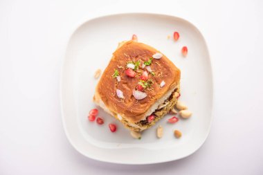 Dabeli, kutchi dabeli ya da çift roti, Hindistan 'ın Kutch ya da Kachchh bölgesinde yetişen popüler bir aperatiftir.