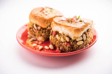 Dabeli, kutchi dabeli ya da çift roti, Hindistan 'ın Kutch ya da Kachchh bölgesinde yetişen popüler bir aperatiftir.