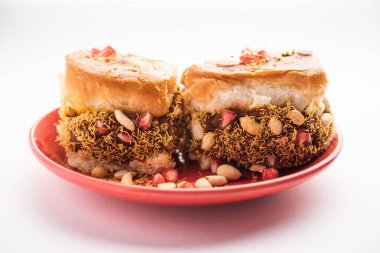 Dabeli, kutchi dabeli ya da çift roti, Hindistan 'ın Kutch ya da Kachchh bölgesinde yetişen popüler bir aperatiftir.