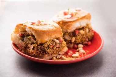 Dabeli, kutchi dabeli ya da çift roti, Hindistan 'ın Kutch ya da Kachchh bölgesinde yetişen popüler bir aperatiftir.