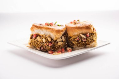 Dabeli, kutchi dabeli ya da çift roti, Hindistan 'ın Kutch ya da Kachchh bölgesinde yetişen popüler bir aperatiftir.
