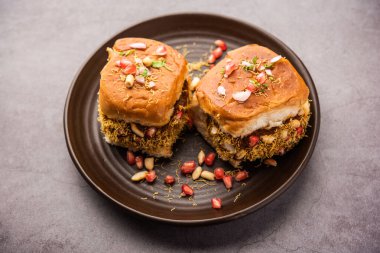 Dabeli, kutchi dabeli ya da çift roti, Hindistan 'ın Kutch ya da Kachchh bölgesinde yetişen popüler bir aperatiftir.