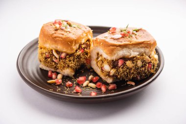 Dabeli, kutchi dabeli ya da çift roti, Hindistan 'ın Kutch ya da Kachchh bölgesinde yetişen popüler bir aperatiftir.